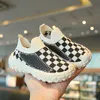 Barn utomhus sportskor 2024 Spring Autumn New Kids Sneakers pojkar löparskor andas flygande mesh flickor casual skor mjuka solade baby promenadskor