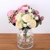 Decoratieve bloemen bloemboeket 5 hoofden kunstmatige rozenknoppen bruiloft plastic zijden doek nep rood