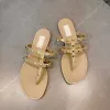 2024 mode sexig läder mocka damer sandalswomens svarta båge flip-flops kvalitet sandaler sommarstrand nitade tofflor mode casual platt botten nagelskor