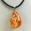 Hangerkettingen 1pc Gloeiend in het donker Echte gedroogde bloem Hars Waterdruppel Leren ketting Leuk voor dames, meisje