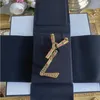 Lyxkvinnor Designer Brand Letter Brosches 18K Guldpläterad inlay Crystal Rhinestone Jewelry Flower Brosch Pin Män gifta sig med bröllopsfest tröja Tygtillbehör