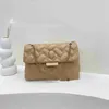 Bolsos de hombro elegantes Bolso con cabeza de águila Diseño para mujer Sentido Cadena de rejilla de diamante Volteado Pequeño cuadrado Bolsos de estilo cruzado único 240311