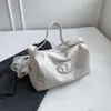 Billig grossistbegränsad clearance 50% rabatt handväska stor kapacitet fritid pendling väska för kvinnor ny fashionabla och trendiga tote resor axel crossbody