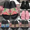 Designer tofflor för män kvinnor mode klassiska platt sommarstrandskor man scuffs läder gummi platt blommor slider skjutreglage dhgate