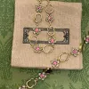 Collana vintage di moda da donna Braccialetti in oro con fiori Decorazione Bracciale con diamanti Orecchini pendenti esagerati Set di gioielli con ago in argento 925 243185D