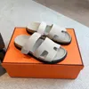 Projektowne kapcie Chypre Sandal Designer Sudery Przechyłki klapki płaskie sandały plażowe komfort skóry cielęcy naturalny zamsz w brązowym czerni dla kobiet i