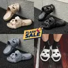 Sommarmän och kvinnors tofflor Solid Color Skull Head Flat Heel Sandals av Yulinsj Designer Högkvalitativa Fashion Slippers Waterproof Beach Sports Slippers Gai