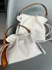 Drawstring 2024 Äkta lädersignelse Bag Mini Small Bucket Women's One Shoulder Crossbody Handheld Cloud Handbag