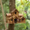 装飾的な置物は、外の6ホールの中庭の裏庭の装飾のために木製の鳥の家をぶら下げています