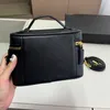 Mini-sac en cuir Poignée de créateur de luxe Sacs à bandoulière Logo en métal sur le devant Fermeture à glissière