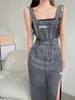 Été étiquette jarretelle jupe longue rétro déchiré Denim Spaghetti sangle Sexy fendu bleu femmes robe d'été Streetwear KS688 240228