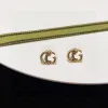 Luxury Gold Stud örhängen Designer för kvinnor Små studörhängen är en lyxig klassisk hållbar mässing med sterling silvernålar