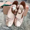 Balet Flats MIUI Designer Buty Paris Marka projektant czarne buty Kobiety Spring Wiosna Pióra prawdziwa skórzana poślizg na balerinie okrągłe stóp na palcach damskie sukienka buty hrtf