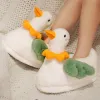 Slippers 2022 Novos desenhos animados de peles de peles brinquedo pato pato quente inverno sapatos adultos bonecas e mulheres itens domésticos internos