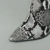 Boots Black Blanc Python Modèle Femmes Bottes Bottes Gnee High Cover avec des chaussures de racine carrée pointues Bottes de chaussures d'hiver