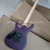 Cordes guitare électrique violette avec orchette en palissandre en rose en rose