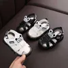 Sandaler Kid Shoes Boys/Girls LED Lyumined Sandals 2023 Summer New Breattable Baby Shoes Girl Soft Sole Lightweight Beach Shoe C24318