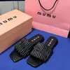 Miui Sandal Terlik Sıradan Ayakkabı Yaz Güneşli Sliders Lüks Plajı Kadınlar Gerçek Deri Deri Mule Tasarımcı Slide Seksi Açık Düz Sandale Erkekler Loafer Pool Lady Box