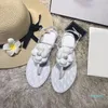 Chaneles Sandals 고품질 신발 여성 플랫 슬리퍼 세련된 양고기 낙하산 동백 꽃 인과 끈 클래식 슬리퍼 디자이너 고급 패션 여름 야외 똥