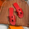 Rote Unterteile, klassische Hausschuhe mit Spikes, flache Spikes, Slide-Sandale, dicke Gummisohle, Slipper mit Nieten, Slides, Plateau-Pantoletten, Sommer, lässige Modeschuhe