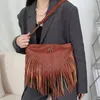 Borsa con nappa casual in morbida pelle con rivetti alla moda con coulisse e tracolla diagonale a spalla singola di grande capacità