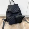 Zaino con coulisse e patta di grande capacità, primavera ed estate, borsa a tracolla da viaggio leggera in tessuto di nylon con reticolo di diamanti per il tempo libero 032024