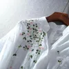 Blusas femininas retro bordado flores padrão camisa topos gola com decote em v botões meia carcela 3/4 manga solta