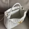 Роскошные дизайнерские сумки Andiamo Tote Bag Bamy Family 8-Line Buckle Women 2024 Новый тканый крест-кузов с одним плечом сумочка для бродяги подличная кожаная сумочка кошелек