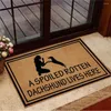 Tapetes HX Engraçado Cão Capacho Um Dachshund Podre Estragado Vive Aqui Capachos Flanela Tapetes Interiores Decoração de Casa Alfombra