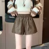 女性のショートパンツ2023女性秋冬ファッションPUレザーショーツ女性弾性ウエストワイドレッグショートパンツレディースソリッドカラーショーツU594C243128