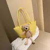 Borse a tracolla chic Borse a mano firmate in tessuto estivo Borsa per la spesa di grande capacità Stile etnico Peluche Orsetto Borsa a tracolla singola con gnocchi di erba carina 240311