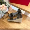 2024 Nouveauté Femmes Mode Rivet Espadrilles Talons Compensés En Cuir Véritable Marque Designer Chaussures Femme Talons Boucle Slingbacks Sandales De Haute Qualité Fête