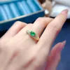 Klusterringar smaragd förlovningsring för kvinna 4mm 6mm 0.4ct naturligt silver med guldpläterad 925 ädelsten smycken