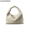 Borsa a mano Hobo Hop sotto le ascelle BottegVenetas Borsa a mano in pelle di vitello firmata da donna Borsa grande in pelle intrecciata a mano Tenuta in mano One UnderarmWXL2