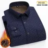 Camisas casuais masculinas 2024 camisa quente de inverno com pelúcia e espessada dupla face lã cardigan xadrez meia idade idosa