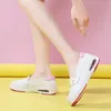 HBP غير علامات تجارية جديدة للنساء أحذية جلدية مسطحة إسفين أبيض غير رسمي مع قاع ناعم على الحب