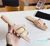 Tasarımcı -Luxury bayanlar yaz terlikleri deri vahşi düz topuk kayış kombinasyonu patent deri sandalet seksi mizaç flip floplar 35-42