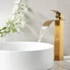 Grifos de lavabo de baño Grifo de cascada de boca plana Grifo de agua de oro cepillado Grifo de agua de una sola manija Montado alto