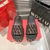 Tasarımcı Kadın Toile Iconographe Slayt Sandal Sandal Plaj Terlikleri Falt Ayakkabı Flip Flops Yaz Daireleri Slaytlar Bayanlar Kauçuk Sole Slipper