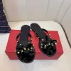 2024 mode sexig läder mocka damer sandalswomens svarta båge flip-flops kvalitet sandaler sommarstrand nitade tofflor mode casual platt botten nagelskor