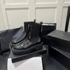 جلود تشيلسي بوتس منصة زلة على الجوارب المسطحة المسطحة مكتنزة نصف الحذاء مصمم فاخر أعلى الأحذية للنساء أحذية فارس الكعب السميكة 35-41