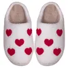 Chaussures de marche en forme de coeur en peluche fermée les pantoufles antidérapantes à glissière Maison de dessin thermique plat