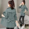 Spring Autumn Trench Coat Women kläder Slim Longsleved Short Windbreaker med Belt Casual Outwear Kvinnliga toppar Foder 240315