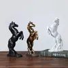 Figurki dekoracyjne War koni rzeźba posąg nowoczesne rzemieślnicze zwierzęce żywica sztuka modelu darem biura domowego stolika akcesoria dekoracyjne