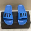 Storlek 38-45 Sandale tofflor kvinnor pool man gummi lyxig designer casual skor flicka loafer nya skjutreglage soliga bild utomhus strand män sommar svart mule sandal med låda