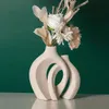 Pusty Nordic Modern Ceramic Wazon Zestaw 2 dla nowoczesnego domu Deformern BOHO Hollow Flower Vases for Living Room Showshelf 240311