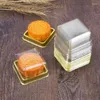 Pişirme kalıpları 100 pcs plastik mini kek kutusu kare mooncake kubbe kutuları altın Noel festivali düğün doğum günü paketleme