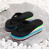 Ny positiv hetförsäljning av kvinnors sommarhäl flerfärgad sandalkvalitet mode tofflor tryckta vattentäta plattforms tofflor strand tofflor gai