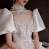 Abiti da sposa lussuosi con cristalli arabi e paillettes quadrati, abiti da sposa con cappuccio, scintillanti abiti da sposa da giardino Dubai, strascico di corte