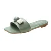 HBP icke-märke elastiska söta sandaler för kvinnor speciella damer sommarmode färg platt bekväma icke-slip strandskor tofflor